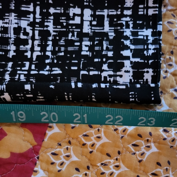 Apt 9 black and white graffiti print cigarette Capri pants, size 8 - Picture 4 of 4